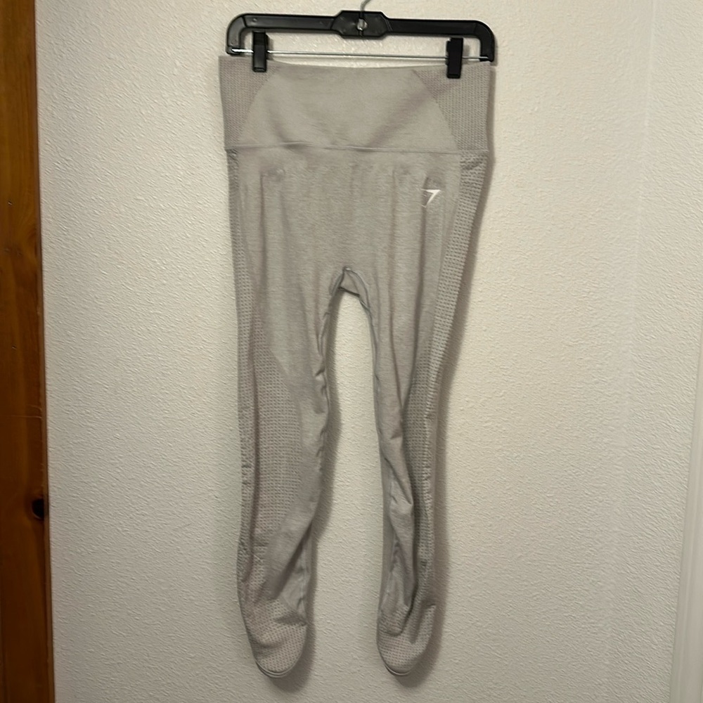 Gym Shark  gray leggings with scrunched booty and zipper pocket at waist.